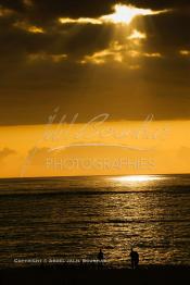 Image du Maroc Professionnelle de  Un magnifique coucher de soleil sur la plage de Souiria Lekdima à 30 Km au sud de Safi, dans cette splendide région du Maroc sur l'océan atlantique. De nombreux européens profitent des joies de la mer sur cette plage un peu désertée par les marocains, le 12 Juin 2007.  (Photo / Abdeljalil Bounhar)